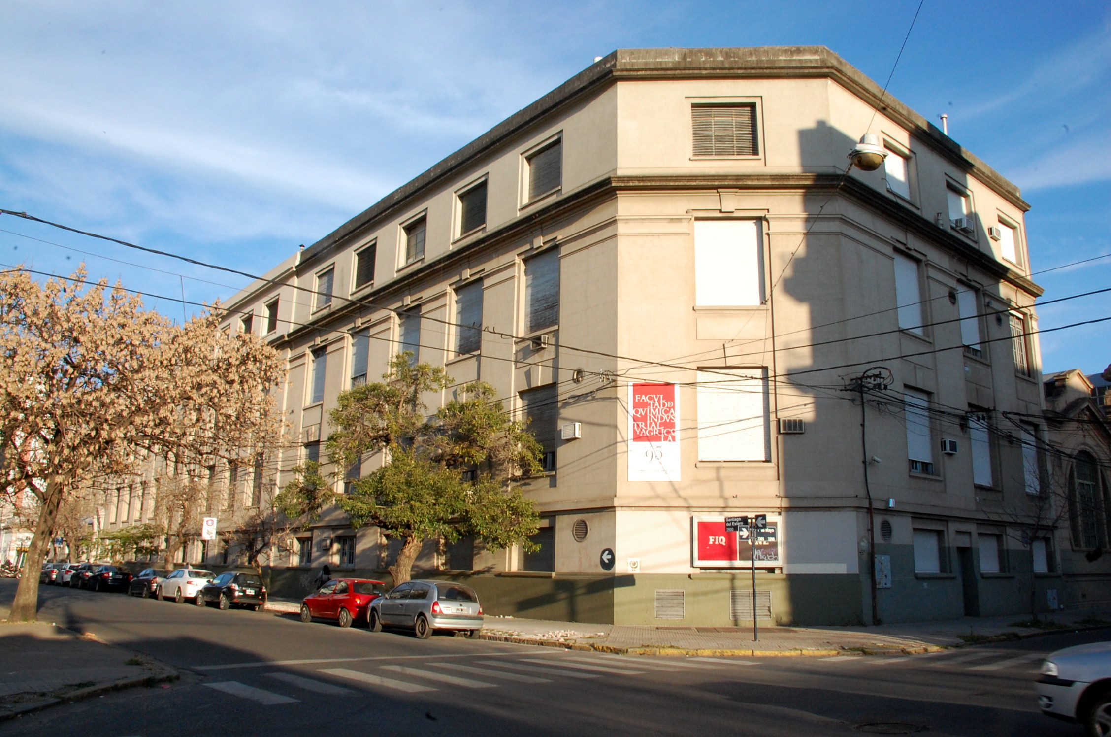 Comienzan los trabajos de renovación de la vereda del Edificio Damianovich Comienzan los trabajos de renovación de la vereda del Edificio Damianovich