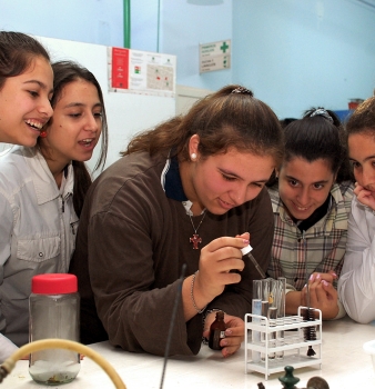 Reacciones químicas en el laboratorio de la FIQ