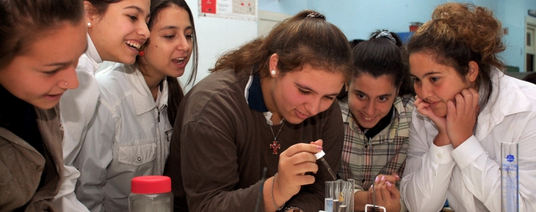 Reacciones químicas en el laboratorio de la FIQ