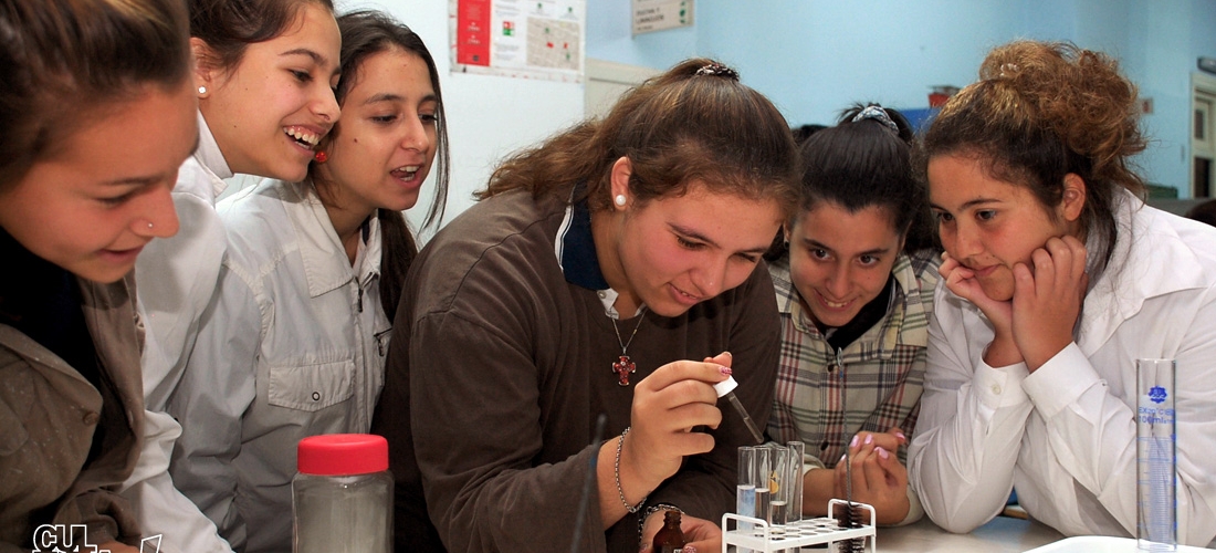 Reacciones químicas en el laboratorio de la FIQ