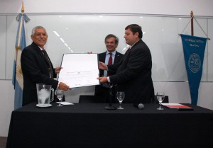 Entrega de Distinción Profesor Honorario de la UNL al Dr. Roberto Macías