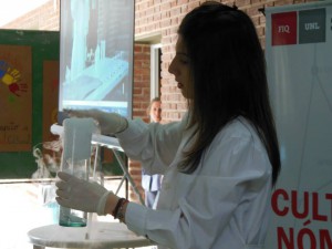 Tatiana Ruscitti haciendo magia química